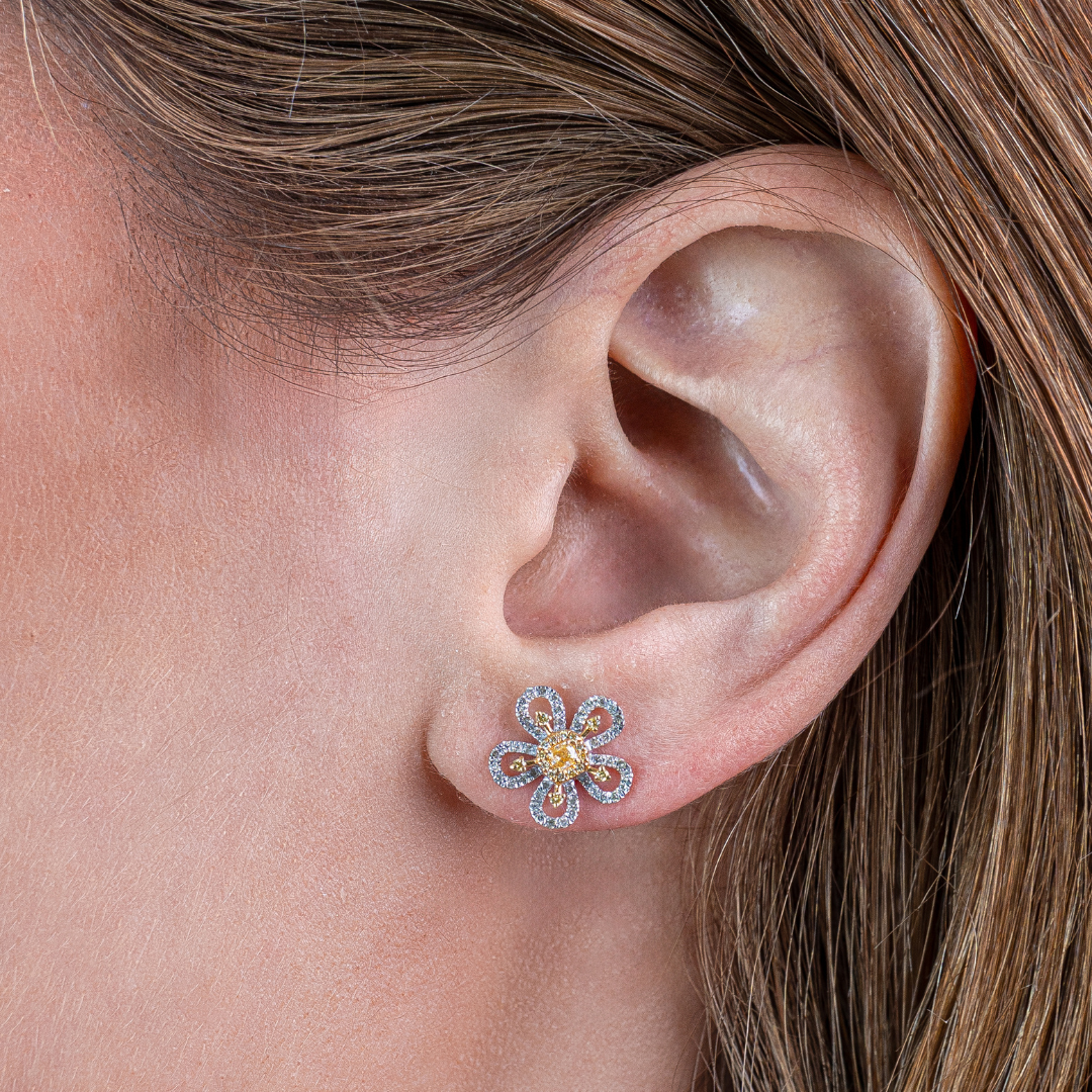 Two Tone Flower Stud 18K